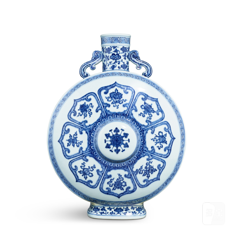 A blue and white Ming-style 'bajixiang' moon flask, Seal mark and period of Qianlong | 清乾隆 青花八吉祥紋雙耳抱月瓶 《大清乾隆年製》款 - 图2